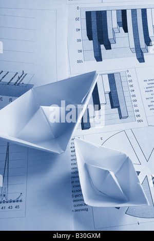 Business Konzept Papierschiff und Dokumente Stockfoto