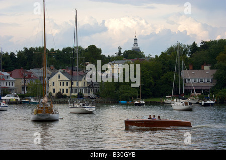 Segelboote vor Anker entlang der Annapolis-Uferpromenade mit der historischen Landeshauptstadt Gebäude in der skyline Stockfoto