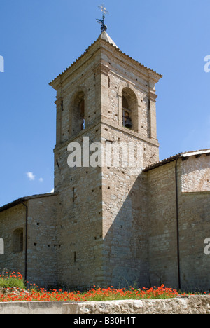 Die Abbazia di Santa Croce in Sassovivo in der Nähe von Foligno in Umbrien Italien. Benediktiner-Abtei an den Hängen des Mount Serrone es wurde von der Benediktiner-Kinder um das Jahr 1070, vermutlich von Monaco Meinhard, gegründet, die vielleicht aus Sitria Land an den Hängen des Monte Catria kam. La Costruzione Venne Basata Su Una Preesistente Rocca Fortificata Posseduta dai Monaldi, Donata al Monaco dal Proprietario di Allora, il Conte Ugolino di Uppello, in Precedenza vi Si Trovava Probabilmente un Santuario Umbro. Die Konstruktion basierte auf eine bereits vorhandene befestigte Festung von Monaldi, Dona kontrolliert Stockfoto