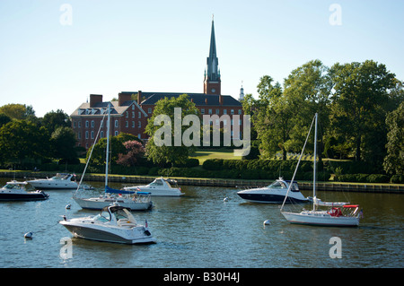 Segelboote vor Anker entlang der Annapolis-Uferpromenade mit dem historischen Charles Carroll House und St. Marien Kirche in der Skyline. Stockfoto