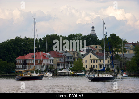 Segelboote vor Anker entlang der Annapolis-Uferpromenade mit der historischen Landeshauptstadt Gebäude in der skyline Stockfoto