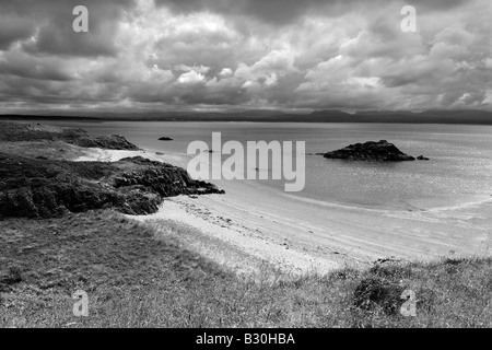 Porth Y Clochydd auf Llanddwyn Island vor der Küste von Anglesey in Newborough Warren in schwarz / weiß Stockfoto