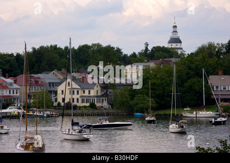 Segelboote vor Anker entlang der Annapolis-Uferpromenade mit der historischen Landeshauptstadt Gebäude in der skyline Stockfoto