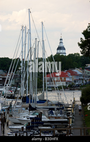 Segelboote vor Anker entlang der Annapolis-Uferpromenade mit der historischen Landeshauptstadt Gebäude in der skyline Stockfoto