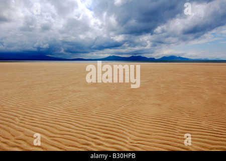 Eine weite des flachen Sandstrand in Newborough Warren auf Anglesey North Wales mit der Lleyn-Halbinsel am Horizont Stockfoto