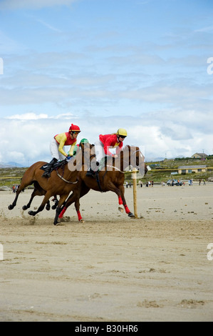 Pony racing auf dem Strand, Omey Rennen, in der Nähe von Clifden, Connemara, County Galway, Irland Stockfoto