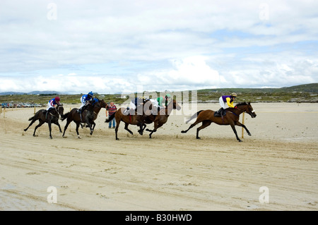 Pony racing auf dem Strand, Omey Rennen, in der Nähe von Clifden, Connemara, County Galway, Irland Stockfoto