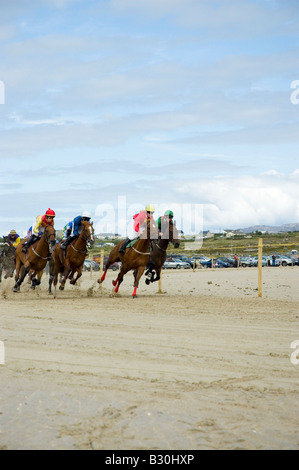 Pony racing auf dem Strand, Omey Rennen, in der Nähe von Clifden, Connemara, County Galway, Irland Stockfoto