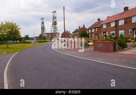 Clipstone Zeche über Dorfhäuser in den Prozess der am Clipstone Nottinghamshire England UK EU abgerissen werden angezeigt Stockfoto