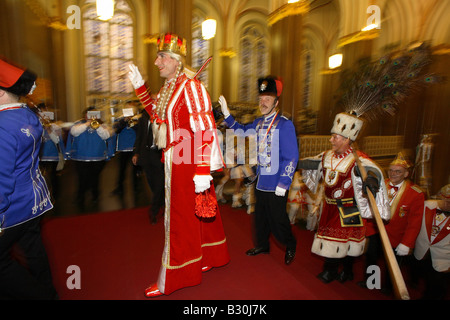 Narren stürmen das Rote Rathaus, Karneval in Berlin, Deutschland Stockfoto