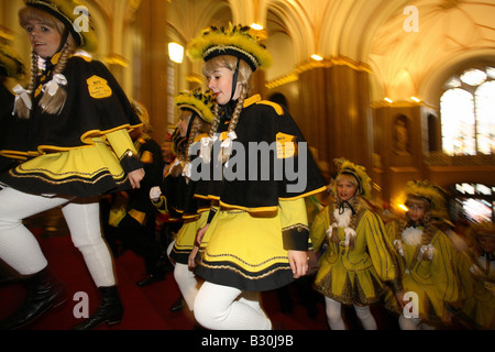 Narren stürmen das Rote Rathaus, Karneval in Berlin, Deutschland Stockfoto