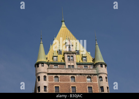 alte historische Quebec Kanada Kupferdach Gebäude französische Stil Architektur Türmchen Türme windows Stockfoto