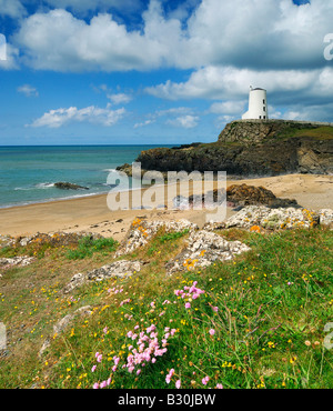 Leuchtturm am Porth Twr Mawr auf Llanddwyn Island vor der Küste von Anglesey in Newborough Warren Stockfoto