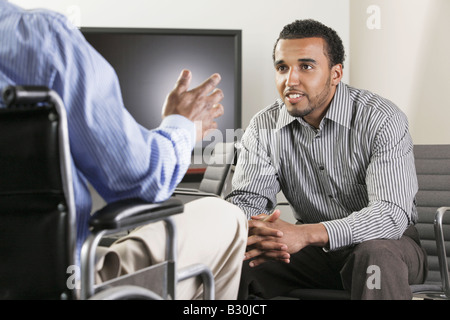 Zwei Geschäftsleute, die eine Diskussion Stockfoto