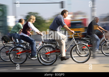 Touristen auf Leihfahrräder, Berlin, Deutschland Stockfoto