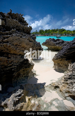 Kreuzfahrt-Segelboot verankert zwischen Charles Island und Schlossinsel auf Bermuda s Ostküste in der Nähe von Castle Harbor Stockfoto