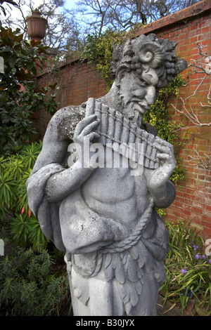 Pan Statue in Wisley RHS Gärten mit seiner Panflöte Stockfoto