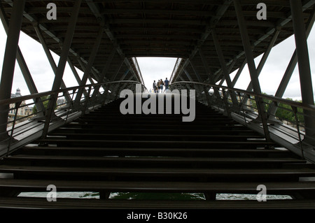 Eine interessante Brücke über den Fluss Seine in Paris, Frankreich Stockfoto