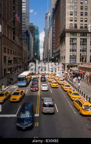 Verkehr auf der East 42nd Street in der Nähe von Grand Central Terminal Stockfoto