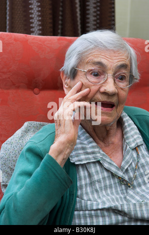 Porträt der 92 Jahre alte Seniorin im Wohnzimmer sitzen Stockfoto