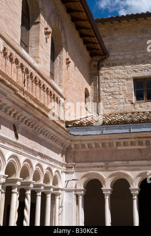 Die Abbazia di Santa Croce in Sassovivo in der Nähe von Foligno in Umbrien Italien. Benediktiner-Abtei an den Hängen des Mount Serrone es wurde von der Benediktiner-Kinder um das Jahr 1070, vermutlich von Monaco Meinhard, gegründet, die vielleicht aus Sitria Land an den Hängen des Monte Catria kam. La Costruzione Venne Basata Su Una Preesistente Rocca Fortificata Posseduta dai Monaldi, Donata al Monaco dal Proprietario di Allora, il Conte Ugolino di Uppello, in Precedenza vi Si Trovava Probabilmente un Santuario Umbro. Die Konstruktion basierte auf eine bereits vorhandene befestigte Festung von Monaldi, Dona kontrolliert Stockfoto