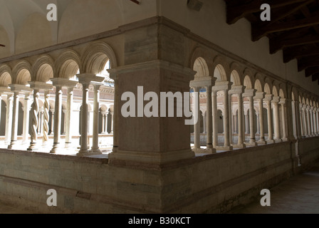 Die Abbazia di Santa Croce in Sassovivo in der Nähe von Foligno in Umbrien Italien. Benediktiner-Abtei an den Hängen des Mount Serrone es wurde von der Benediktiner-Kinder um das Jahr 1070, vermutlich von Monaco Meinhard, gegründet, die vielleicht aus Sitria Land an den Hängen des Monte Catria kam. La Costruzione Venne Basata Su Una Preesistente Rocca Fortificata Posseduta dai Monaldi, Donata al Monaco dal Proprietario di Allora, il Conte Ugolino di Uppello, in Precedenza vi Si Trovava Probabilmente un Santuario Umbro. Die Konstruktion basierte auf eine bereits vorhandene befestigte Festung von Monaldi, Dona kontrolliert Stockfoto