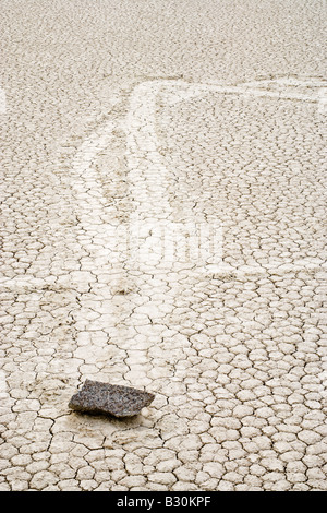 Sliding Rock auf The Racetrack Playa in Death Valley Nationalpark Kalifornien USA Stockfoto