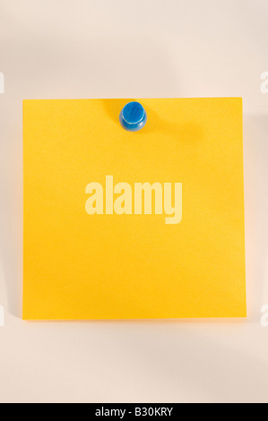 Gelbe Haftnotiz mit Reißzwecke Stockfoto