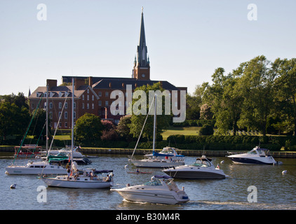 Segelboote vor Anker entlang der Annapolis-Uferpromenade mit dem historischen Charles Carroll House und St. Marien Kirche in der Skyline. Stockfoto