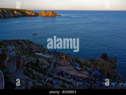 Abendvorstellung Minnack Theater in Porthcurno Bucht zu Logan Rock Sommer Sonne Meer Atlantik Cornwall suchen Stockfoto