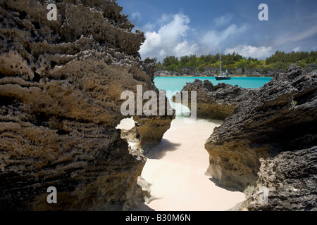 Kreuzfahrt-Segelboot verankert zwischen Charles Island und Schlossinsel auf Bermuda s Ostküste in der Nähe von Castle Harbor Stockfoto