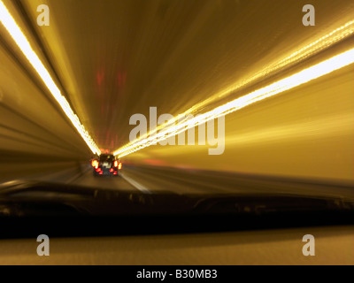 Mietwagen in tunnel Stockfoto