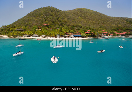 Klasse Segelboote vor Anker vor The Bitter End Yacht Club auf Virgin Gorda s Nordküste Stockfoto