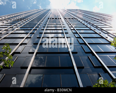 Ein sehr hohes Gebäude von vielen Geschichten Gebäude Wolkenkratzer New York Sky Scraper Stockfoto