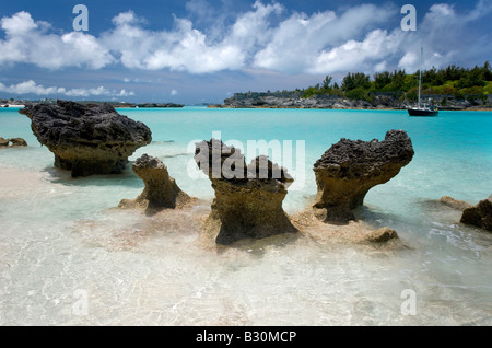 Kreuzfahrt-Segelboot verankert zwischen Charles Island und Schlossinsel auf Bermuda s Ostküste in der Nähe von Castle Harbor dramatisch Stockfoto