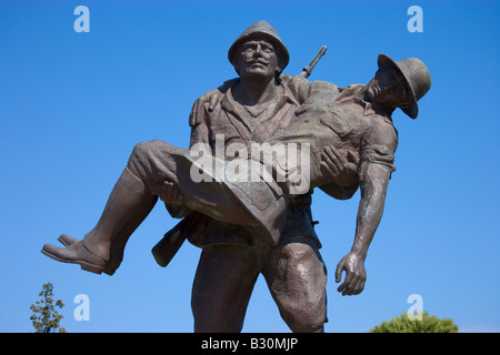 Statue eines türkischen Soldaten tragen einen verletzten ANZAC Soldaten zurück zu dem ANZAC Line Gallipoli Canakkale, Türkei Stockfoto