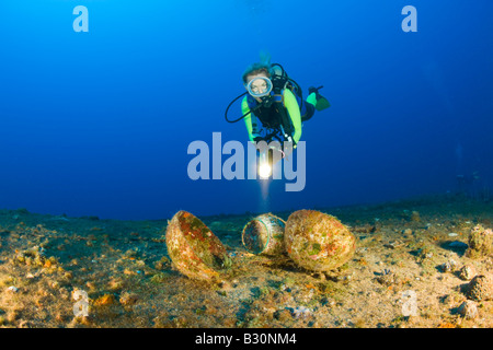 Taucher entdecken Sie Geschirr auf Zerstörer USS Anderson Marshallinseln Bikini Atoll Mikronesien Pazifischen Ozean Stockfoto