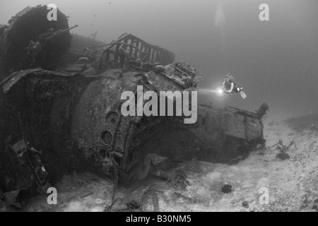 Taucher an der Brücke der Zerstörer USS Anderson Marshallinseln Bikini Atoll Mikronesien Pazifischen Ozean Stockfoto