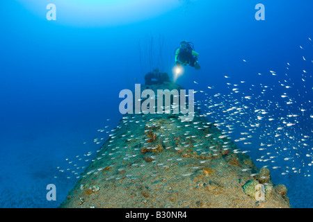 Taucher über Heck der USS Apogon u-Boot-Marshallinseln Bikini Atoll Mikronesien Pazifischen Ozean Stockfoto