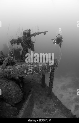 Taucher und Anti-Aircraft Maschinengewehr auf Zerstörer USS Lamson Marshallinseln Bikini Atoll Mikronesien Pazifik Stockfoto