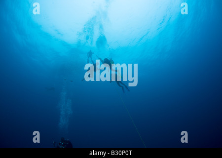 Taucher Dekomprimieren mit Sauerstoff nach tiefen Wreckdive bei Dekompression Trapez Marshallinseln Bikini Atoll Mikronesien Pacific Oce Stockfoto