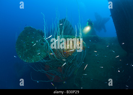 Taucher am Propeller HIJMS Nagato Schlachtschiff Marshallinseln Bikini Atoll Mikronesien Pazifischen Ozean Stockfoto