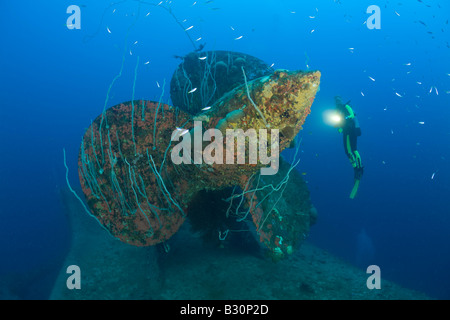 Taucher am Propeller HIJMS Nagato Schlachtschiff Marshallinseln Bikini Atoll Mikronesien Pazifischen Ozean Stockfoto