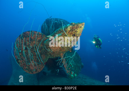 Taucher am Propeller HIJMS Nagato Schlachtschiff Marshallinseln Bikini Atoll Mikronesien Pazifischen Ozean Stockfoto