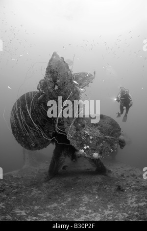 Taucher am Propeller HIJMS Nagato Schlachtschiff Marshallinseln Bikini Atoll Mikronesien Pazifischen Ozean Stockfoto