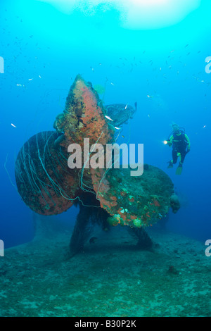 Taucher am Propeller HIJMS Nagato Schlachtschiff Marshallinseln Bikini Atoll Mikronesien Pazifischen Ozean Stockfoto