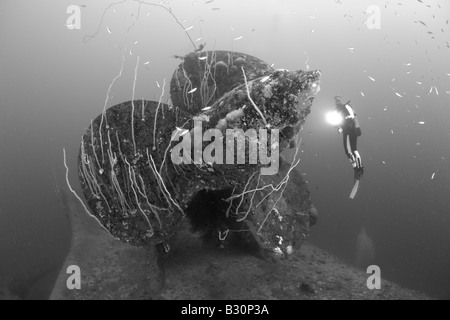 Taucher am Propeller HIJMS Nagato Schlachtschiff Marshallinseln Bikini Atoll Mikronesien Pazifischen Ozean Stockfoto