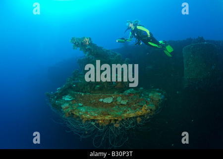 Taucher im 5-Zoll-Geschütz der USS Saratoga Marshallinseln Bikini Atoll Mikronesien Pazifik Stockfoto