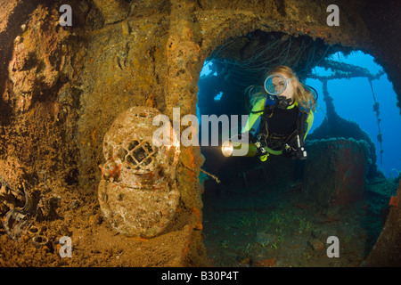 Taucher entdecken Sie Tauchen Helm auf der Brücke der USS Saratoga Marshallinseln Bikini Atoll Mikronesien Pazifischen Ozean Stockfoto