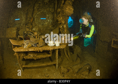 Taucher findet Geschirr und Artefakte auf der Brücke der USS Saratoga Marshallinseln Bikini Atoll Mikronesien Pazifischen Ozean Stockfoto